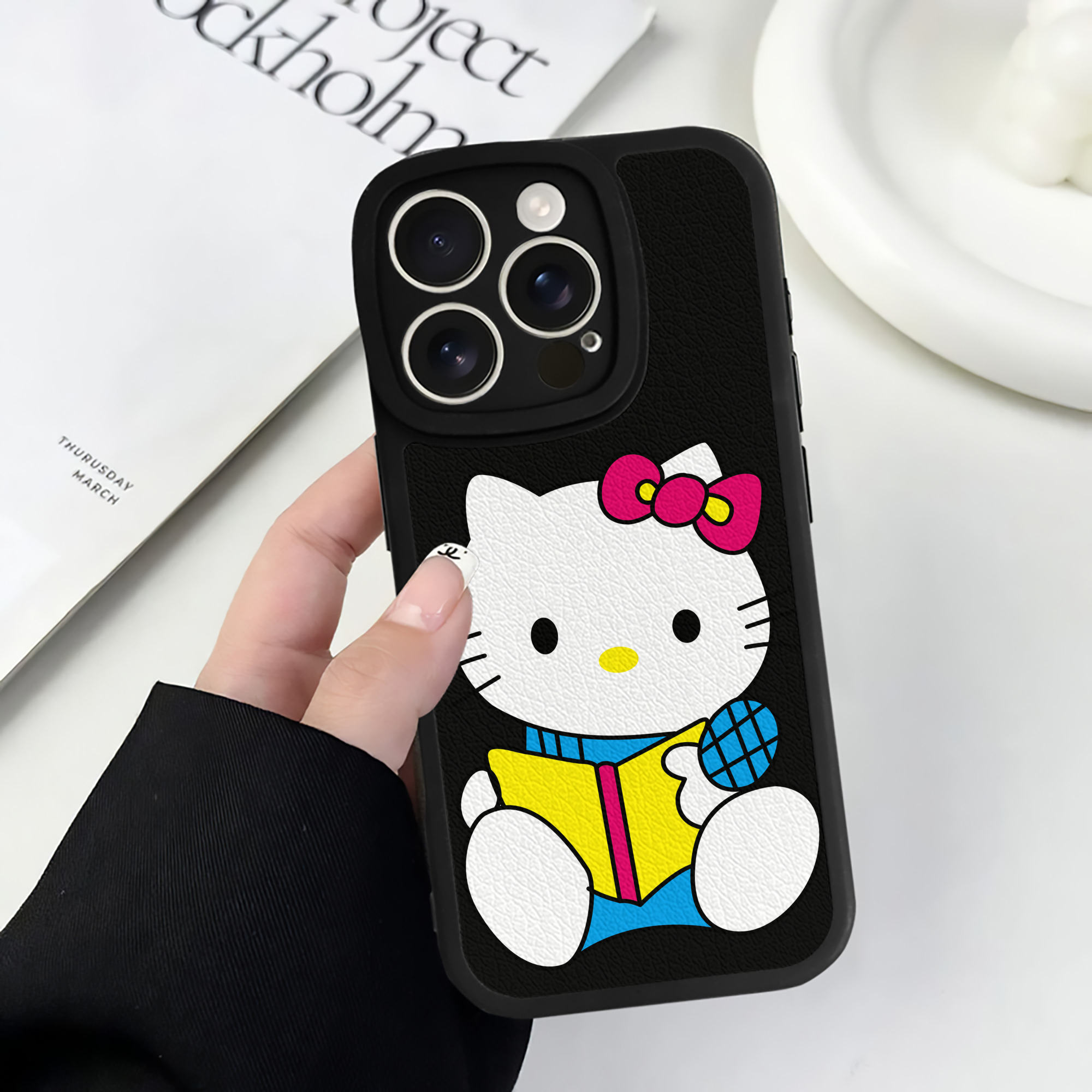 （画像用） Hello Kitty ハローキティ 【iPhone 16シリーズ対応】シリコンスマホケース（レザー調） 材質：シリコン